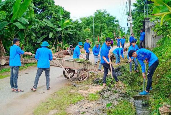 Các chiến sỹ công an huyện Vũ Quang tích cực đồng hành cùng người dân làm vệ sinh môi trường, xây dựng nông thôn mới