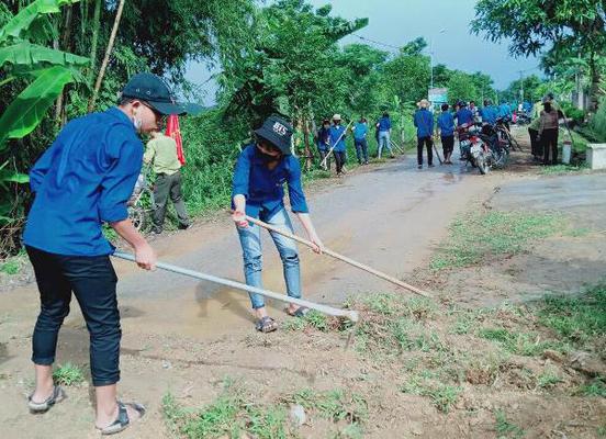 Thanh niên huyện Vũ Quang tích cực tham gia công tác vệ sinh môi trường 